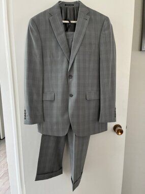 2 pc suit. Sz 40R 100% pure virgin wool (liteweight) BIELLA. Light grey check